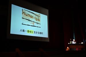 プロジェクタを使って説明する講師写真