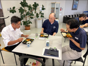 社員が喫食している画像２