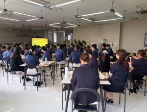 健康講話を聴講している社員