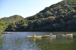 円良田湖にボートが浮かんでいる写真