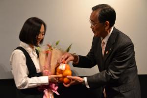 熊谷さんにみかんを渡す花輪町長