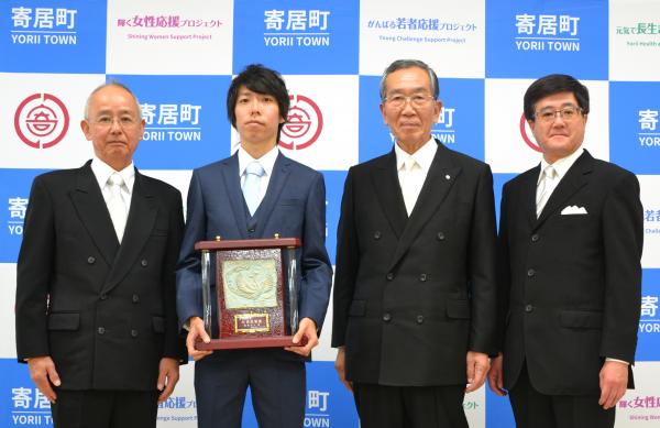 設楽悠太さんと町長、副町長、教育長