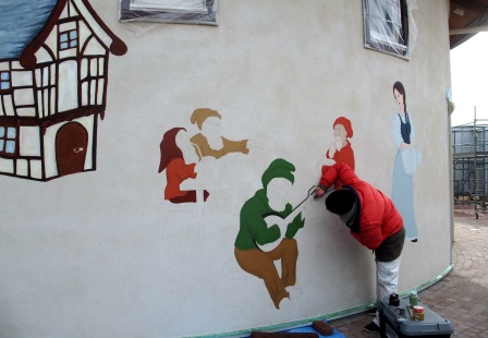 外壁に小人を描く画家