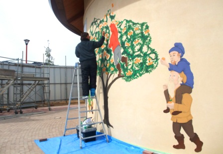 外壁にミカンの木を描く画家