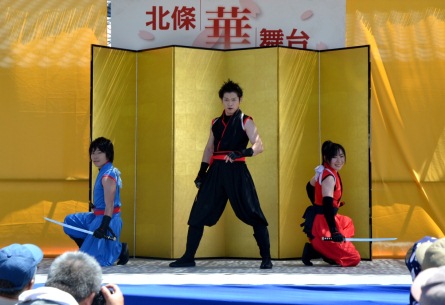 舞台で演技する忍者