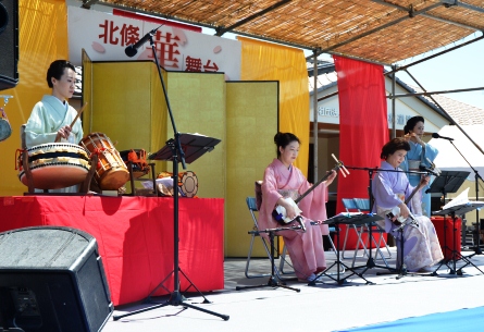 三味線と太鼓を演奏する人