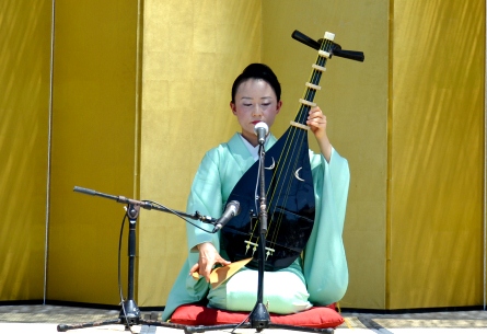 琵琶を演奏する人