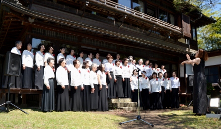 旅館の庭園で合唱する人たち