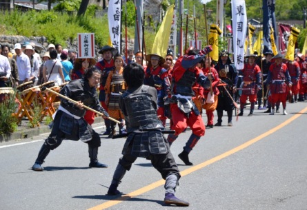 路上を行進する武者隊