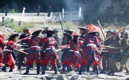 河原で合戦する武者隊