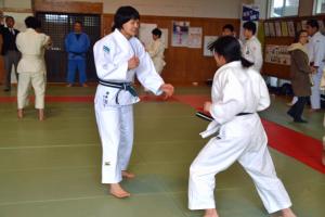 新井千鶴選手柔道の授業の写真