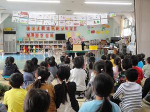 防火紙芝居の朗読活動の様子写真