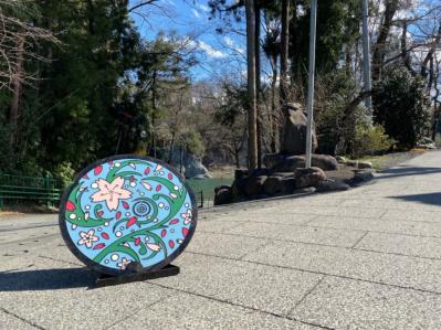 画像　青色の蓋「荒川と桜、寄居町」