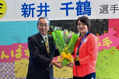 新井千鶴さん　花束贈呈