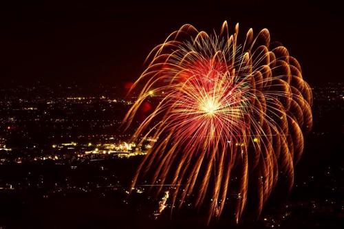 中間平の展望デッキから撮影した花火の写真