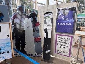 市川選手等身大パネル、スノーボード板、ビブス